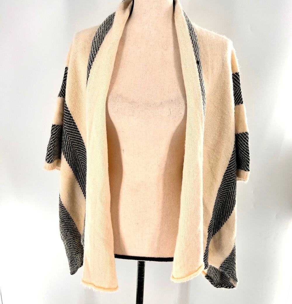 Women's Elizabeth Gillet Kiera Cardigan one size batwing open ivory black